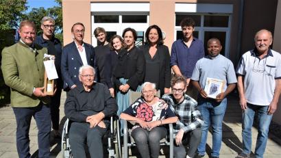 Bild: jr
Oskar Seitz (vorne links, neben Ehefrau Else) feierte am Samstag seinen 90. Geburtstag. Es gratulierten zahlreiche Familienmitglieder sowie Bürgermeister Stefan Grillmeier (links), Lothar Dietz (rechts) und Pfarrvikar Luke Eze.