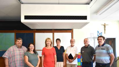 Bild: no
Präsentation einer Lüftungsanlage in einem Klassenzimmer mit (von links)Bürgermeister Dieter Dehling, Kämmerin Melanie Haller, Schulverbandsvorsitzende Brigitte Bachmann, Rektorin Gabi Pirner, Ludwig Meier (EPW-Planungsgesellschaft Eisenreich, Pirkl + Weigl), Helmut Maul (Elektrotechnik Haunritz) sowie Hausmeister Alwin Utz.