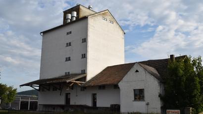 Bild: bnr
Die Wernberg Speicher Quartier GmbH & Co. KG plant in der Bahnhofstraße eine großzügigen Wohnanlage mit bezahlbarem Wohnraum. Dafür wird der Sperl-Turm abgebrochen und durch ein sechsstöckiges Wohnhaus ersetzt.