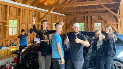 Bild: Ina Preisinger/exb
Trotz hohem Arbeitsaufkommen hatten die Ministranten Spaß bei ihrer Autowasch-Aktion. Im Bild (von links) Leonhard Wildgans, Julia Gleißner, Benedikt Wildgans, Johannes Wein, Emily Grüner und Karolina Beer.