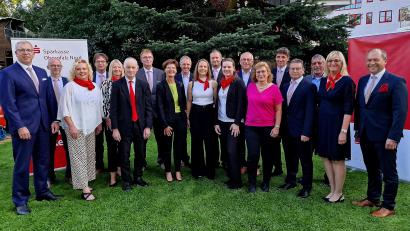 Bild: R. Kreuzer
Die 15 Geehrten der Sparkasse mit Jens Michael Heine (links), Mitglied des Vorstandes, und Vorstandsvorsitzendem Hans-Jörg Schön (rechts).