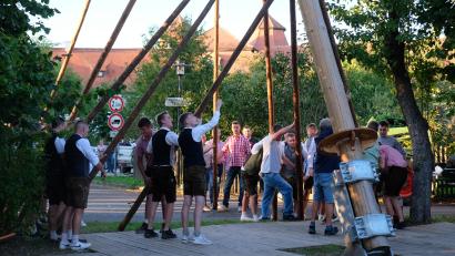 Bild: do
Mit dem Kirwabaum-Aufstellen mit Manneskraft und "Schwalben" durch die Landjugend und vielen Helfern aus dem Dorf beginnt in Speinshart ganz offiziell die Dorf-Kirchweih.