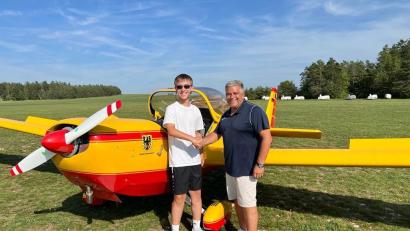 Bild: gdö
Nach dem Prüfungsflug gratulierte Frank Kurtz (rechts) vom Luftamt Nordbayern dem Flugschüler Felix Klemm.