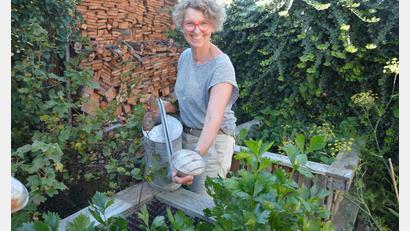 Bild: jr
Täglich viel gießen muss Anneliese Andörfer in ihrem Naturgarten in Pleußen.