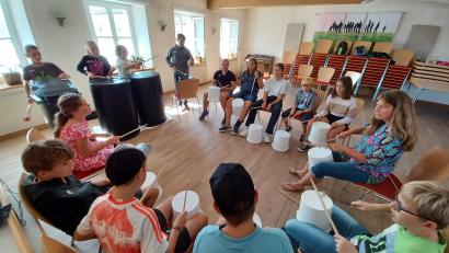 Bild: hme
Auch mit Haushaltsgegenständen kann man Musik machen. Für die Workshop-Teilnehmer ein völlig neue Erfahrung.