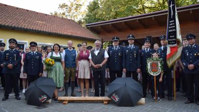 Bild: bnr
Die Bitte der Feuerwehr Wernberg wurde erhört. Bürgermeister Konrad Kiener und Pfarrer Markus Ertl sagten "Ja" zur Übernahme der Schirmherrenschaft. Im Bild von links: Zweiter Vorsitzender Florian Schmauß, Vorsitzender Werner Fischer, Judith Kiener, Schirmherr Bürgermeister Konrad Kiener, Festbraut Sonja Theierl, Ehrenschirmherr Pfarrer Markus Ertl, Kommandant Manuel Kraus, zweiter Kommandant Simon Ebenburger und Festleiter Max Geitner.