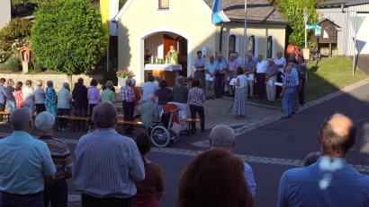Bild: bkr
Der Tradition entsprechend steht dem Kirchweihfest ein Gottesdienst vor. Der muss im Freien gefeiert werden, weil nicht alle Gläubigen Platz in der kleinen Kirche haben.