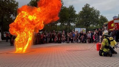 Bild: Feuerwehr Amberg/exb
Natürlich lässt es die Feuerwehr auch krachen: Vorführungen mit dem Fire Trainer gehören zum Programm.