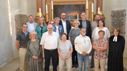 Bild: dob
Sieben Ehepaare feierten mit Stadtpfarrerin Carmen Riebl (rechts) ihre gemeinsame Zeit ihrer Ehe. Sie alle versprachen, auch zukünftig am gemeinsamen Band festhalten zu wollen.