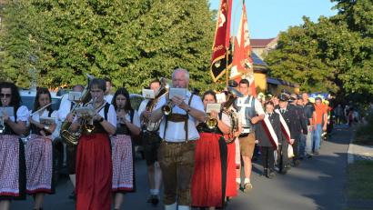 Bild: jr
Die Stadtkapelle Mitterteich führte den Umzug vom alten zum neue Feuerwehrgerätehaus an.