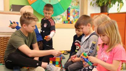 Bild: Thomas Dobler
Die Betreuungsquote in den Kindergärten im Landkreis Schwandorf liegt bei über 90 Prozent. Das Bild entstand an einem "Boy's Day", an dem unter anderem der damals 14-jährige Michael (links) in den Beruf des Kinderpflegers schnupperte.