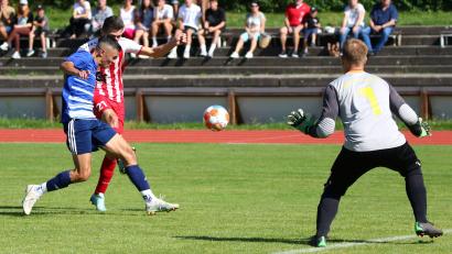 Bild: Dieter Jäschke
Der Rothenstädter Julian Rost (rotes Trikot) beim Torschuss: Michael Bündgens von der SpVgg Vohenstrauß versucht den Ball zu blocken, rechts SpVgg-Keeper Philipp Pausch.