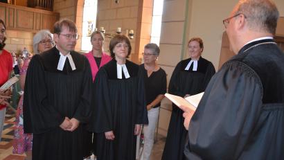 Bild: jr
Dekan Thomas Guba (rechts) führte das Pfarrehepaar Andreas und Cornelia Kraft (von links) in die neuen Aufgaben ein.