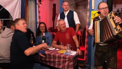 Bild: Johannes Weig, Schalob
Zoigl und Wein kommen sich beim "Schalob" in Albersrieth nicht in die Quere. Musiker Markus Brand sorgt für beste Unterhaltung.