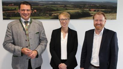 Bild: Hans Prechtl, Landratsamt Schwandorf/exb
Die neue Krankenhaus-Geschäftsführerin Janina Philipp und ihr Vorgänger Martin Baumann (rechts) statteten Landrat Thomas Ebeling einen Abschieds- und Vorstellungsbesuch ab.