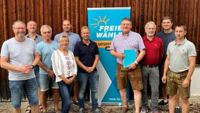 Bild: Stefanie Gradl
Stellvertretender Landesvorsitzender Hans Martin Grötsch (links) und FW-Landtagskandidat Bernhard Heinisch (Sechster von links) überreichten Bürgermeister Hans-Martin Schertl (Vierter von rechts) die Goldene Ehrennadel der Freien Wähler Bayern.