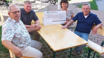 Bild: u
Genau 500 Euro haben die beiden Sitzplatzgarnituren gekostet, die der Förderkreis Altenhilfe den Bewohnern des BRK Seniorenwohn- und Pflegeheims St. Barbara spendiert hat (von links) Schatzmeister Reinhold Birner, Schriftführer Martin Merkl, Heimleiterin Astrid Geitner und Vorsitzender Werner Schulz.