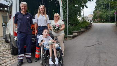 Bild: Malteser/exb
Der Herzenswunsch-Krankenwagen der Malteser aus Weiden mit Hannah Heimburger und Jürgen Hunger holt Anatolii und seine Mutter Anasthasia ab.