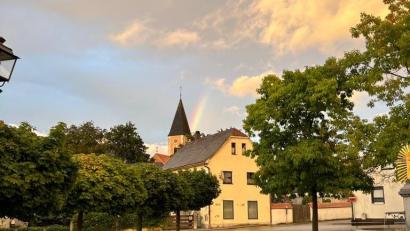 Bild: dob
Wie ein Lichtbogen taucht der Regenbogen neben der Evangelischen Stadtkirche die Stadt in ein schillerndes Abendlicht.