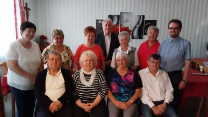 Bild: Marianne Scheffler/exb
Wahlen gab es bei der Arbeiterwohlfahrt. Im Bild das Führungsteam mit (stehend, von rechts) Roland Scholz, Inge Hußlein, Annie Haydn, Peter Gold, Rita Gmelch, Anneliese König und Karin Schmidkonz sowie (sitzend, von rechts) Bruno Köstler, Inge Schwägerl, Marianne Scheffler und Manfred Scheffler.