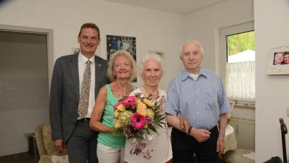 Bild: bey
Herbert und Edeltraut Huber feierten am 18. September das seltene Fest der Gnadenhochzeit. Bürgermeister Ernst Schicketanz und Marianne Scholz als Betreuerin gratulierten an diesem Tag mit herzlichen Worten.