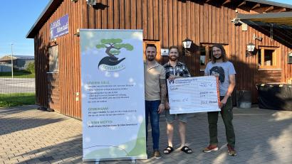 Bild: Maria Pilar-Lindner/exb
Der Haislverein spendet 400 Euro an den Bonsai e.V.