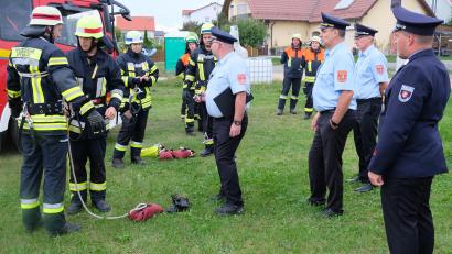 Bild: do
Zum Einsatz fertig heißt es für zwei Gruppen der Feuerwehr Speinshart unter gestrenger Beobachtung durch die Schiedsrichter.