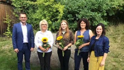 Bild: Carina Rieger/exb
Rektor Jürgen Bayer hieß (von links) Michaela Lankl, Natalie Wolf und Beate Wettinger an der Mittelschule Tirschenreuth willkommen. Auch Konrektorin Cornelia Heller-Trinks wünschte einen guten Start.