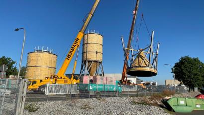 Bild: Roman Kick, Stadt Amberg/exb
Am städtischen Betriebshof entsteht ein moderner Winterdienststandort. Die neuen Salzsilos sind Bauwerken mit fast 22 Metern Höhe und fassen je 500.000 Liter Streusalz.