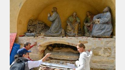 Bild: Petra Hartl
Architektin Carola Setz (links), die für die Sanierung der Basilika St. Martin verantwortlich zeichnet, nimmt die Figuren des Ölbergs unter die Lupe.