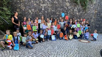 Bild: adj
Groß war die Freude bei den Kindern über die Preise bei der Leseolympiade, die Büchereileiterin Doris Neumann überreichte.