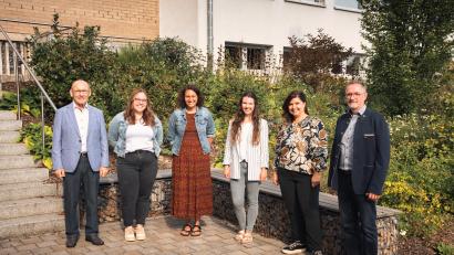 Bild: Tobi Frauendorfer/exb
Neue Lehrkräfte sind der Realschule im Stiftland zum neuen Schuljahr zugewiesen worden. Von links Zweiter Bürgermeister Karlheinz Hoyer, Anja Krapfl, Heide-Marie Huber, Cheyenne Schlereth, Annette Helm und Direktor Stephan Drexler.