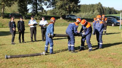 Bild: pi
Hand in Hand geht es bei den jungen Feuerwehrleuten perfekt.