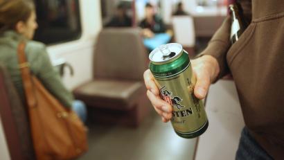 Symbolbild: Bodo Marks /dpa
Mit offener Bierdose durfte ein Mann in Hof nicht mit dem Linienbus fahren. Darauf griff er den Fahrer des Busses an.