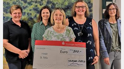 Bild: bey
Hospizleiterin Susanne Wagner (Mitte) freut sich über den Spendenscheck, den Claudia Neuber, Nicole Riedl (von links) und Silvia Meier und Vorsitzende Silke Gschrey (von rechts) übergeben.