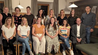 Bild: Anna Jobst/exb
Nach den Wahlen im Kindergarten-Förderverein Illschwang: (stehend, von links) Tina Michl, Anna Jobst, Julia Schmidt, Daniela Schröer, Marion Kellner, Irene Hollweck, Ramona Dehling, Zweiter Bürgermeister Benjamin Hiltl; (sitzend, von links) Andrea Maderer, Miriam Püttner, Ann-Kathrin Brands, Bianca Zauner, Susanne Honig, Pfarrer Thomas Schertel.