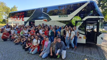 Bild: Sascha Hanke/exb
Die Teilnehmer der JRK-Fahrt vor dem Bus.