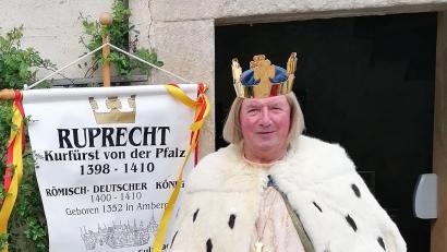 Bild: ads
So kennt man Michael Koller in Amberg und Umgebung: als König Ruprecht. Am 20. September feiert Koller seinen 65. Geburtstag .