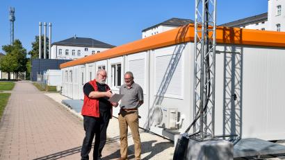 Bild: Petra Hartl
Kanzler Ludwig von Stern (links) und Technischer Leiter Erwin Wittmann diskutieren die Pläne zur vollständigen Brandschutzsanierung der OTH-Gebäude in Amberg.