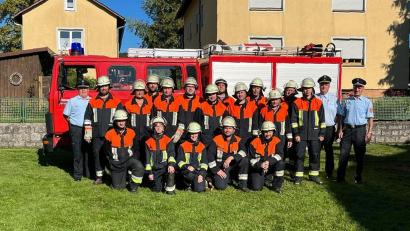 Bild: Feuerwehr Poppenreuth/exb
Die erfolgreichen Feuerwehrleute zusammen mit Kreisbrandmeister Roland Frank und Kommandant Martin Reißnecker (von links), Zweitem Kommandant Manuel Kraus (unten rechts) sowie Kreisbrandmeister Wolfgang Fischer und Kreisbrandinspektor Wolfgang Wedlich (von rechts).