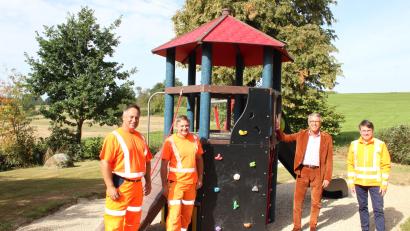 Bild: heb
Bürgermeister Franz Stahl (Zweiter von rechts) freute sich mit Bauhofleiter Reinhard Legat (rechts) und den Bauhofmitarbeitern Martin Dendorfer (links) und Karl Bayreuther über die Fertigstellung des Spielplatzes in Kleinklenau.