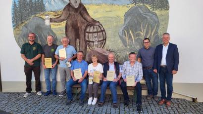 Bild: Ingo Rinaldi/exb
Vorsitzender Andreas Troppmann (von links) mit den geehrten Mitgliedern Reinhold Kreuzer, Bruno Bauer, Günter Kick, Veronika Bauer, Richard Grunder, Klaus Boethe, Benedikt Hacker (Zweiter Vorsitzender) und Bürgermeister Thomas Meiler.