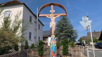 Bild: Gabi Schönberger
Etwa vier Meter ist das Kreuz hoch, das Hannelore Hartwich auf ihrem Grundstück aufgestellt hat.