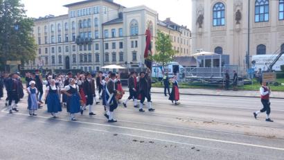 Bild: Franziska Lang/Stiftländer Heimatverein/exb
Der Stiftländer Heimatverein Wiesau nahm am Oktoberfest-Umzug in München teil.