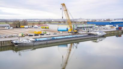 Bild: M. Ziegler
Am Hafen in Regensburg werden die Kabeltrommeln vom Schiff entladen.