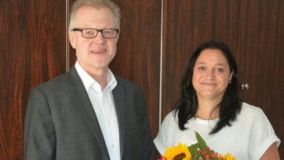 Bild: jr
Mit Blumen dankte Gerhard Freundl seiner Mitarbeiterin Sabine Fick für 25 Jahre Treue zur Steuerberaterkanzlei Freundl in Mitterteich.
