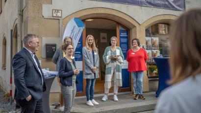 Bild: Michael Golinski/exb
Vor dem Stadtlabor Amberg eröffnete Oberbürgermeister Michael Cerny (links) die Bayerischen Demenzwochen.