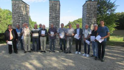 Bild: exa/exb
Die Sänger des Männergesangvereins Neusorg gedachten an der Gedenkstätte in Melkendorf ihrer verstorbenen Kameraden. Im Bild (von links) Alexander Hörl, Josef Lang, Joachim Weiß, Karl Lenhard, Günther Stock, Dietmar Heinl, Christoph Jungnickl, Hans Leeb, Alois Würstl, Eduard Wedlich, Peter König, Dieter König, Ludwig Schindler und Chorleiter Siegbert Filbinger.