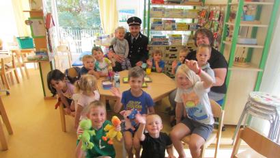 Bild: exb/exa
Feuerwehr-Vorsitzender Alexander Heining, dessen Tochter auf seinem Schoß Platz nahm, überreichte an stellvertretende Kinderhausleiterin Sabine Schinner eine Spende. Sie und die Kinder freuten sich.