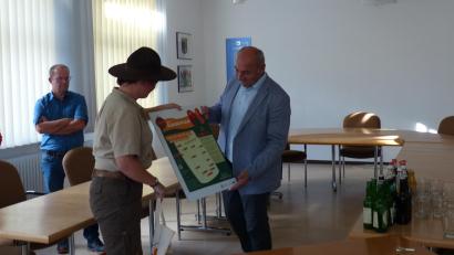 Bild: hme
Aus den Händen von Michaela Griener erhält Bürgermeister Gerhard List die Lauschtafel für den Startpunkt am Rathaus.